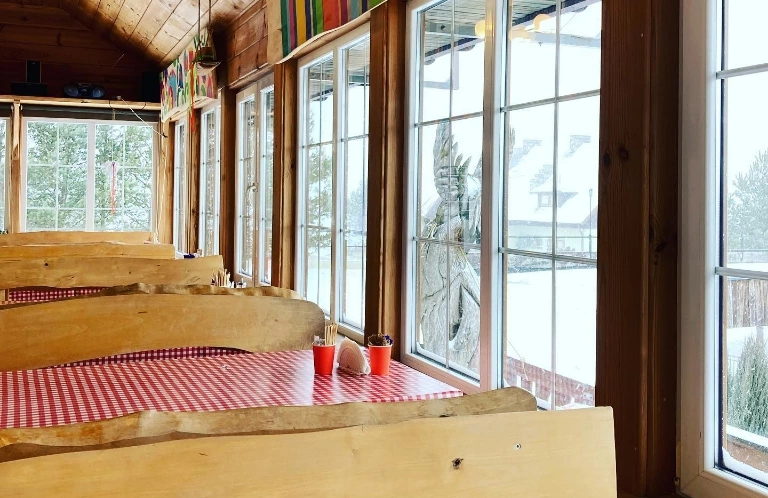 Restauracja z oknami zimą